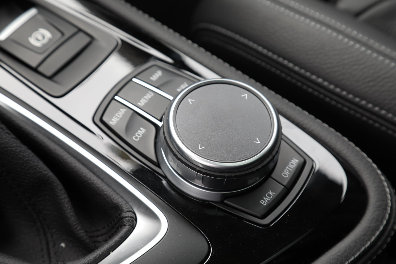 2018款宝马2系旅行车220i 2.0T自动豪华套装