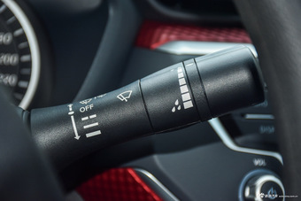 2016款蓝鸟 1.6L自动炫酷版 烈焰红