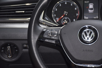 2016款帕萨特1.8T自动尊荣版330TSI