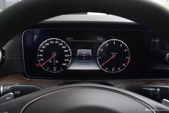 2018款奔驰E级改款2.0T自动 300L 时尚型