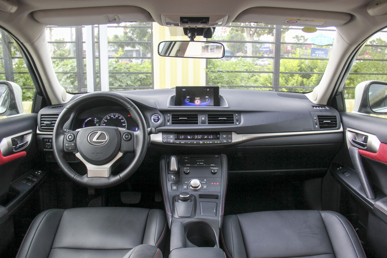 2017款雷克萨斯CT200h 舒适版双色