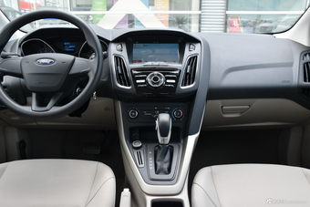 2017款福克斯三厢1.6L自动舒适型智行版