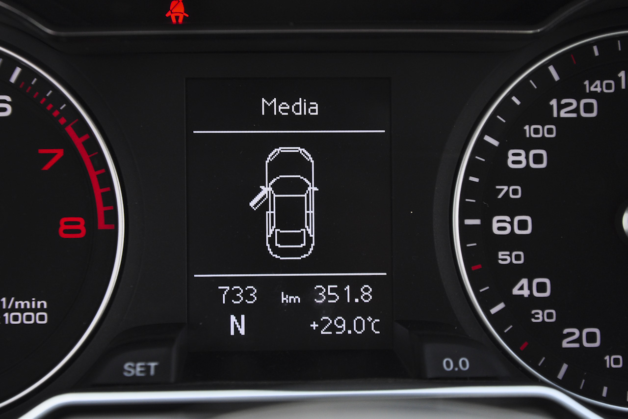 2016款奥迪A4L 2.0T自动35TFSI典藏版标准型 白金色