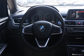 2016款宝马2系旅行车218i 1.5T自动运动设计套装 