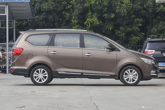 2016款宝骏730 1.5T手动豪华版 7座