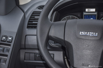 2015款五十铃D-MAX 2.5T自动两驱高通过精英款