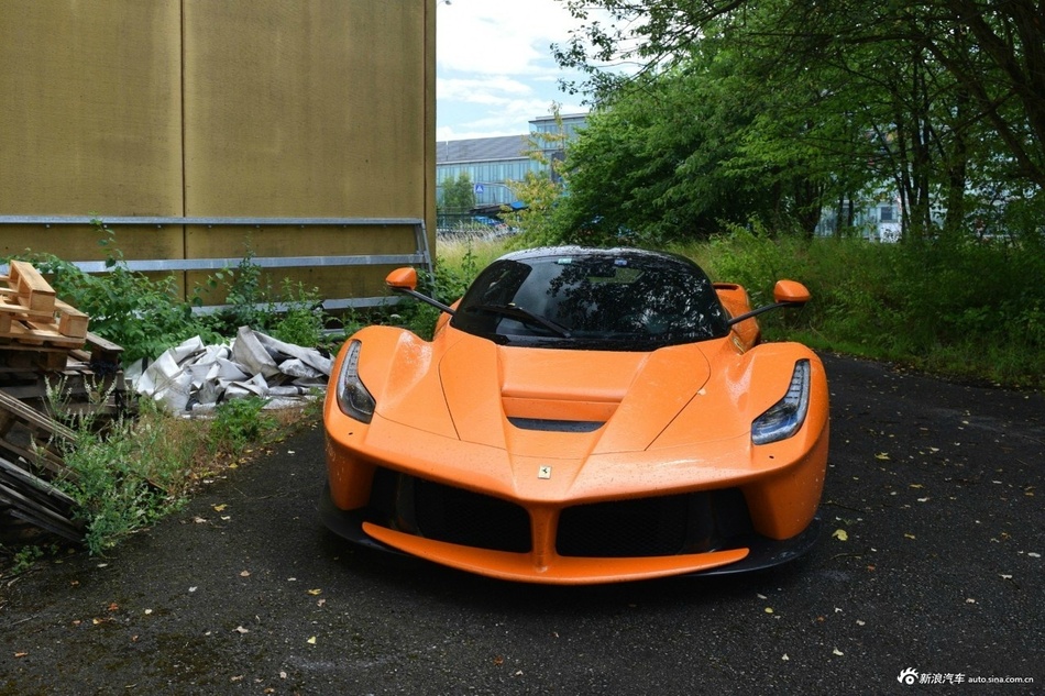 网友卢森堡街拍唯一定制橙色法拉利LaFerrari ~！