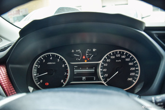 2016款蓝鸟 1.6L自动炫酷版 烈焰红