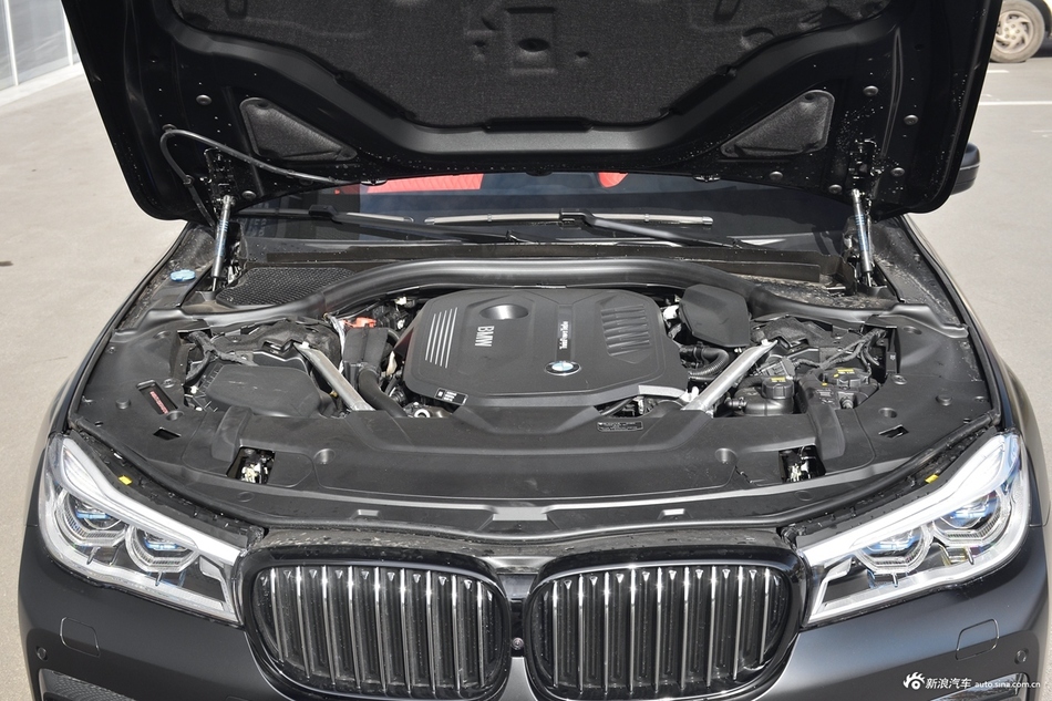 2018款宝马7系740Li 3.0T自动尊享型M运动套装xDrive黑焰版