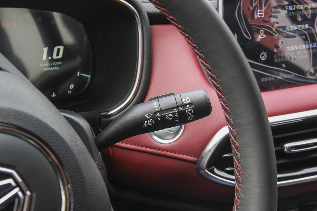 2018款名爵HS 2.0T自动四驱30T Trophy荷尔蒙超燃版