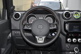 2016款北京BJ40 2.0T手动两驱尊贵版