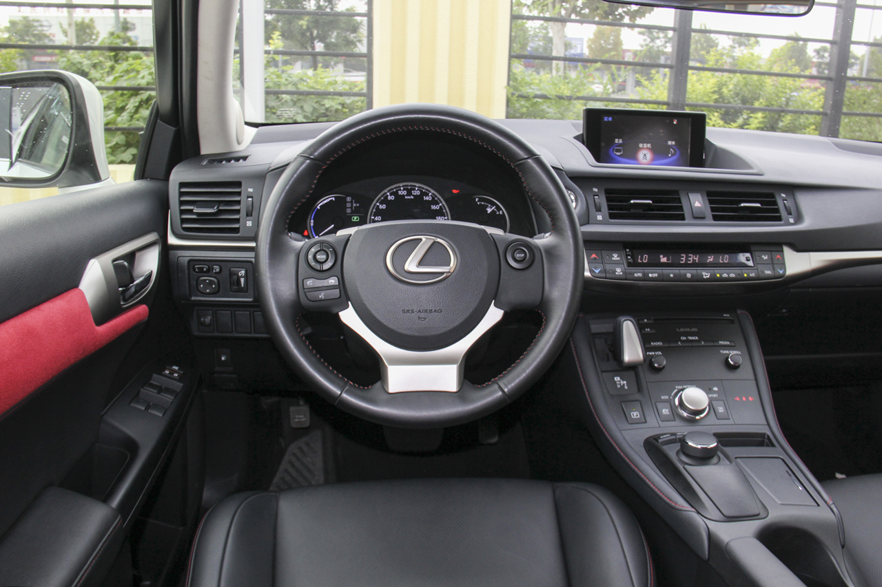 2017款雷克萨斯CT200h 舒适版双色