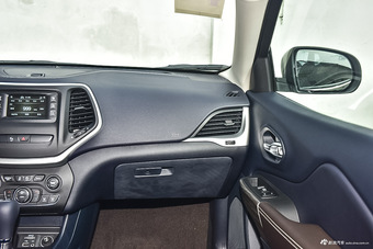 2016款自由光2.4L自动领先版 星光银