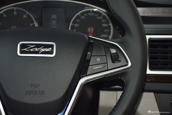 2016款众泰Z700 1.8T自动DCT豪华型 宝石红