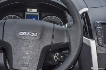 2015款五十铃D-MAX 2.5T自动两驱高通过精英款