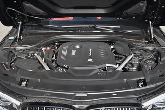 2018款宝马7系740Li 3.0T自动尊享型M运动套装xDrive黑焰版