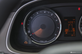 2015款赛欧3 1.5L手动理想版（天窗）