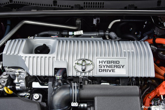 2016款雷凌双擎1.8L自动精英天窗版