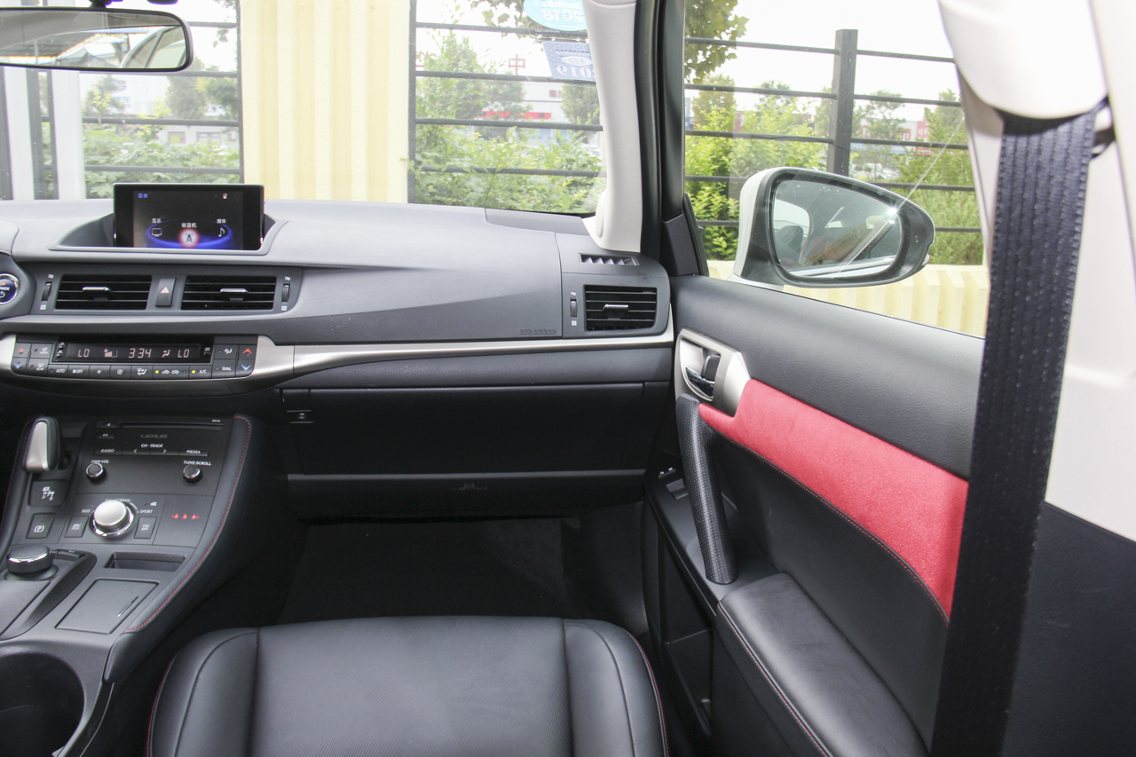 2017款雷克萨斯CT200h 舒适版双色