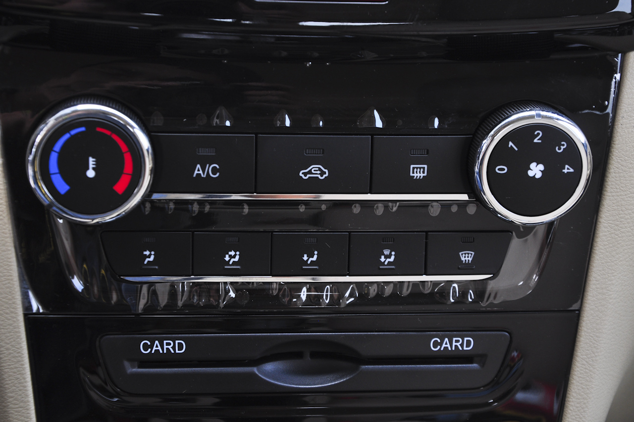 2015款奇瑞E3 1.5L手动趣尚版 冰川白