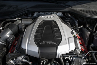 2016款奥迪A8L 3.0T自动45TFSI quattro时尚型