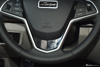 2016款众泰Z700 1.8T自动DCT豪华型 宝石红