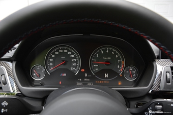 2017款宝马M4手动双门轿跑车