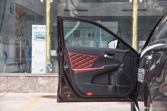 2015款力帆820 2.4L自动旗舰型