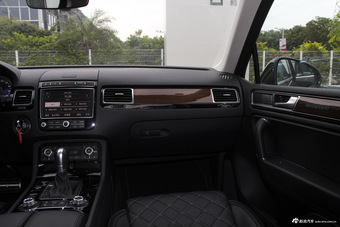 2017款途锐3.0T自动行政版 