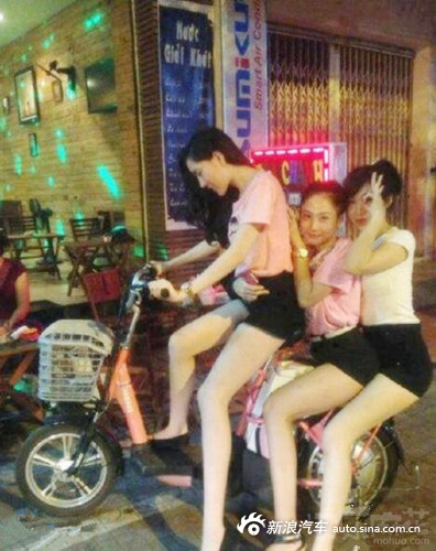 姑娘实在坐不下就来我车上吧