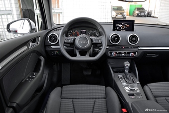 2018款奥迪A3 30周年型2.0T自动Limousine 40 TFSI运动型