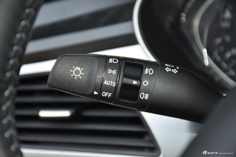 2016款众泰Z700 1.8T自动DCT豪华型 宝石红