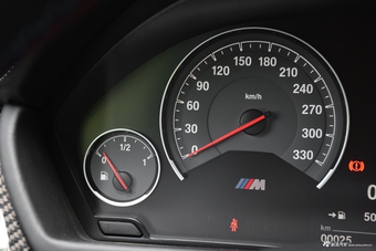 2017款宝马M4手动双门轿跑车