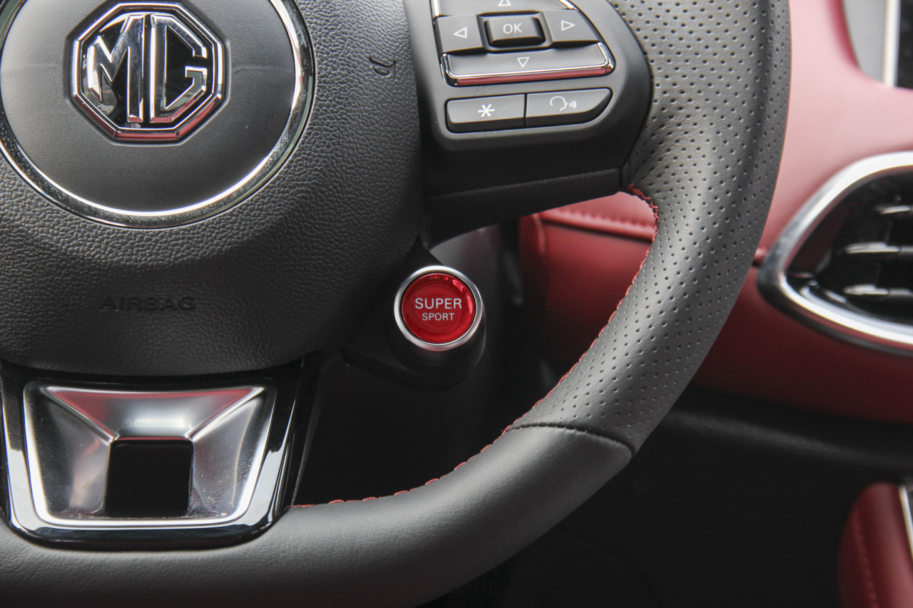 2018款名爵HS 2.0T自动四驱30T Trophy荷尔蒙超燃版