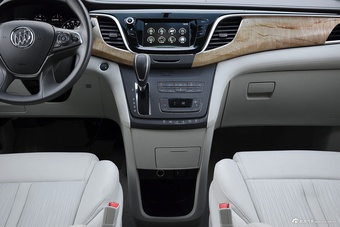 2017款GL8 2.0T自动 28T舒适型 白色