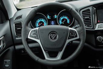 2016款萨瓦纳2.8T手动四驱柴油尊享版5座