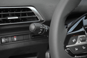 2017款标致5008 1.8T自动380THP精英版7座