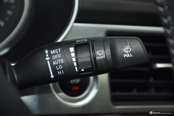 2016款众泰Z700 1.8T自动DCT豪华型 宝石红