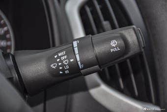 2015款五十铃D-MAX 2.5T自动两驱高通过精英款