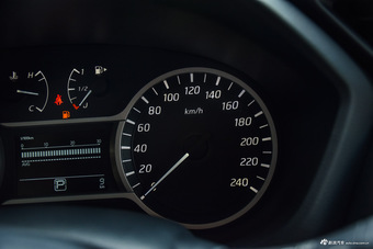 2016款蓝鸟 1.6L自动炫酷版 烈焰红