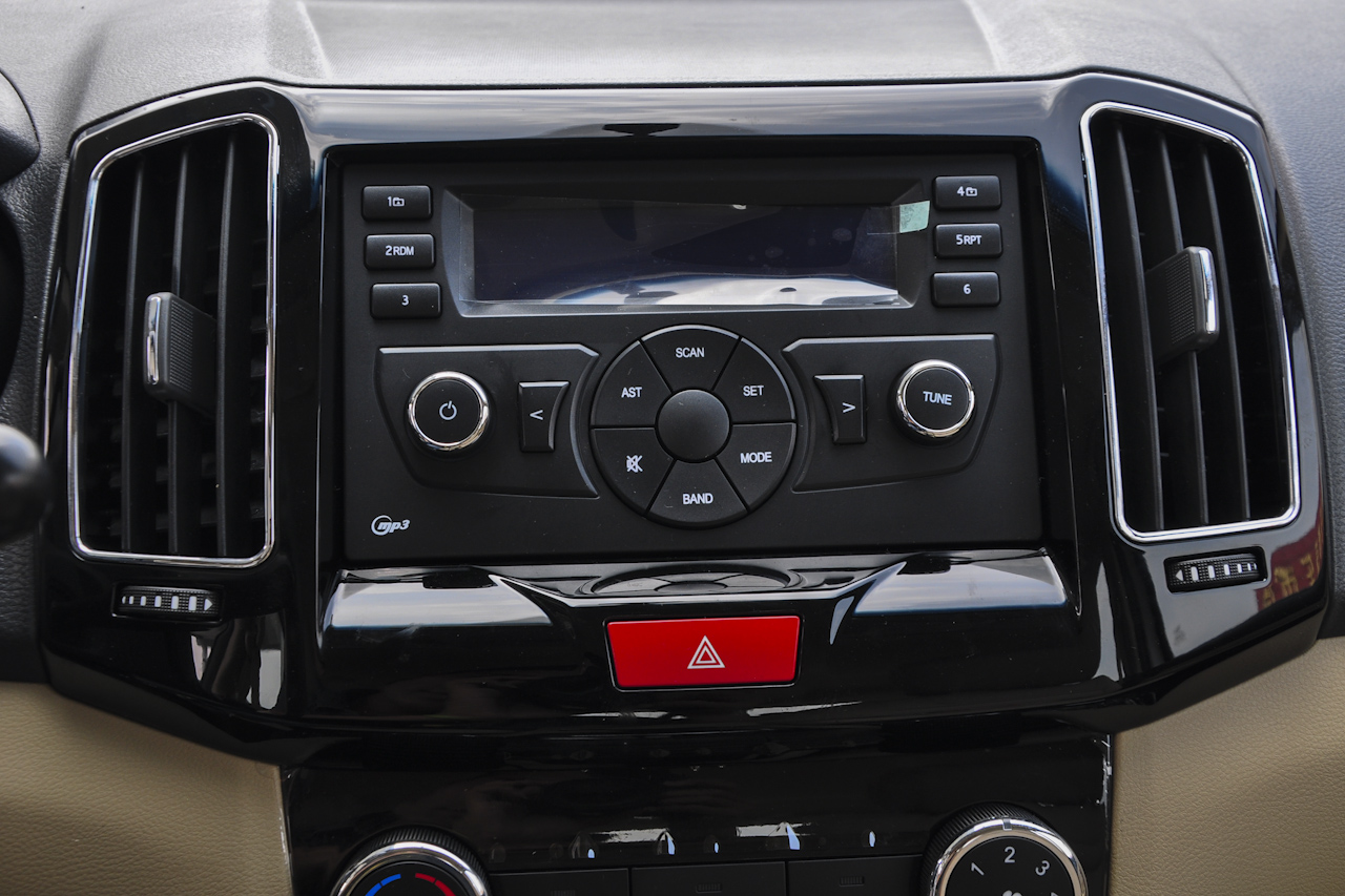 2015款奇瑞E3 1.5L手动趣尚版 冰川白