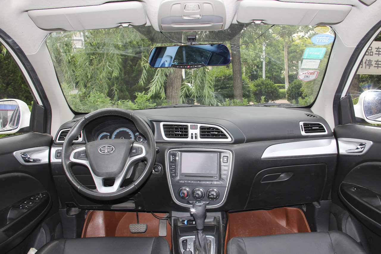 2015款骏派D60 1.8L自动尊贵型 白色