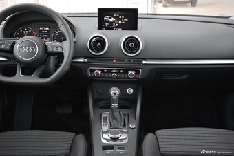 2018款奥迪A3 30周年型2.0T自动Limousine 40 TFSI运动型