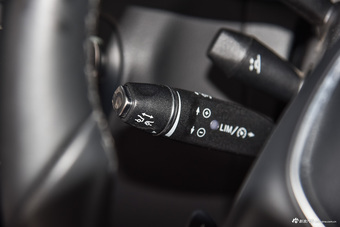 2016款奔驰GLC300 2.0T自动4MATIC动感型 宝石蓝