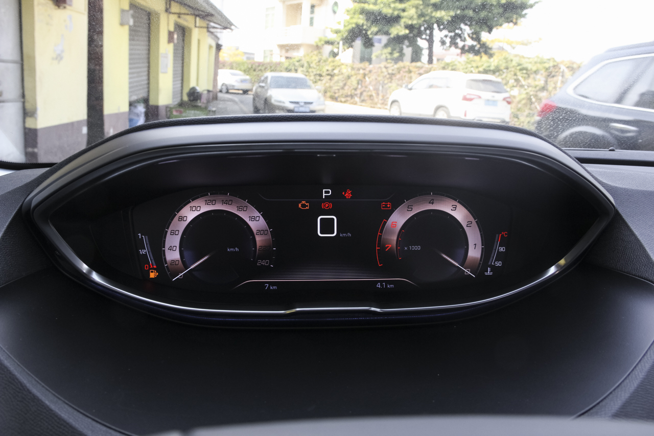 2017款标致4008 1.6T自动350THP精英版