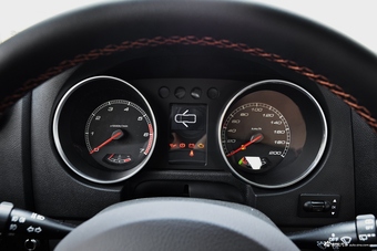 2016款北京BJ40 2.0T手动两驱尊贵版