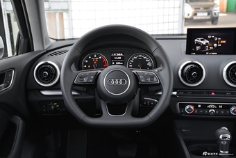 2018款奥迪A3 30周年型2.0T自动Limousine 40 TFSI运动型