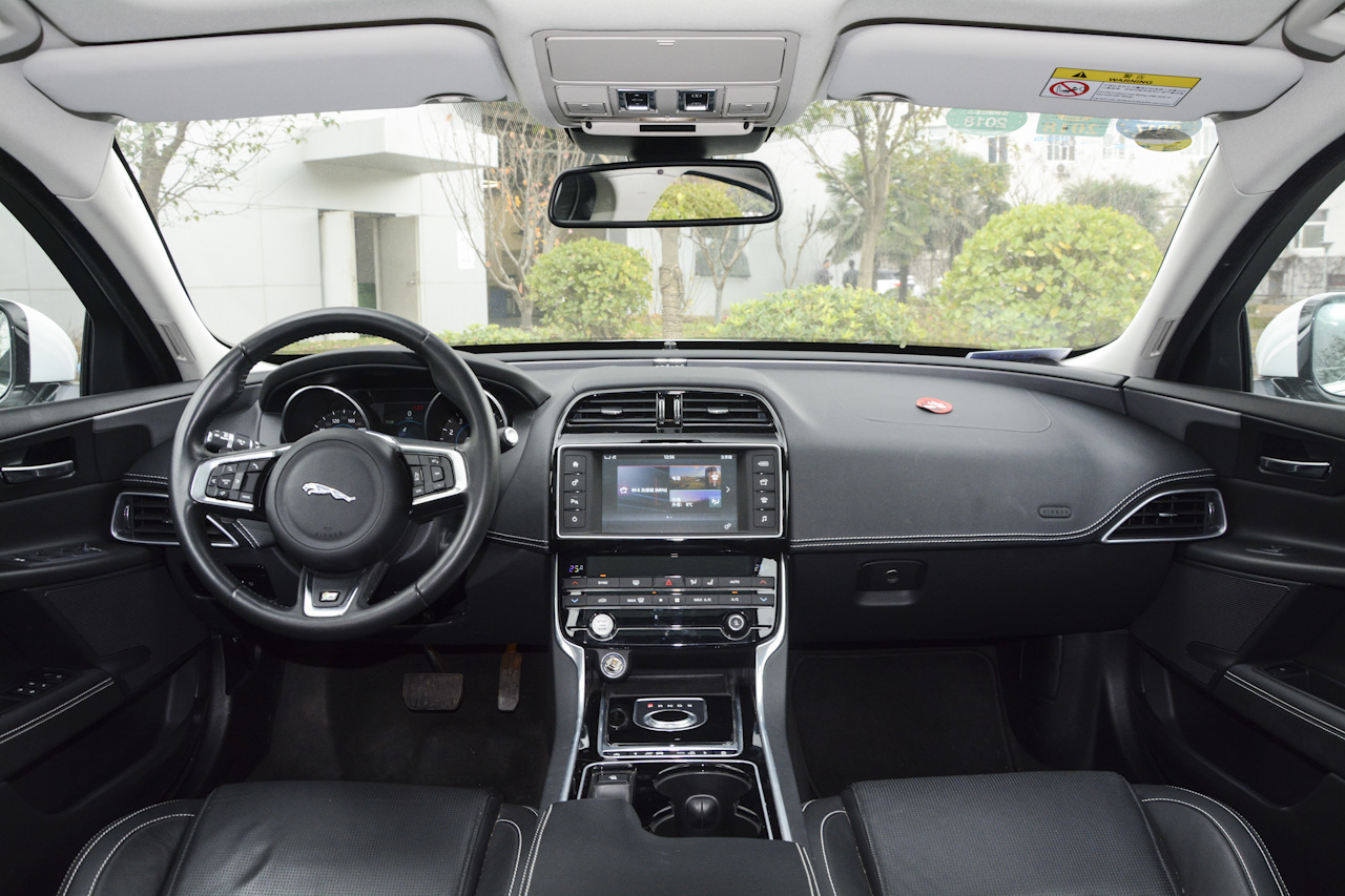 2017款捷豹XE R-SPORT 2.0T自动i4 Ti (200PS) 
