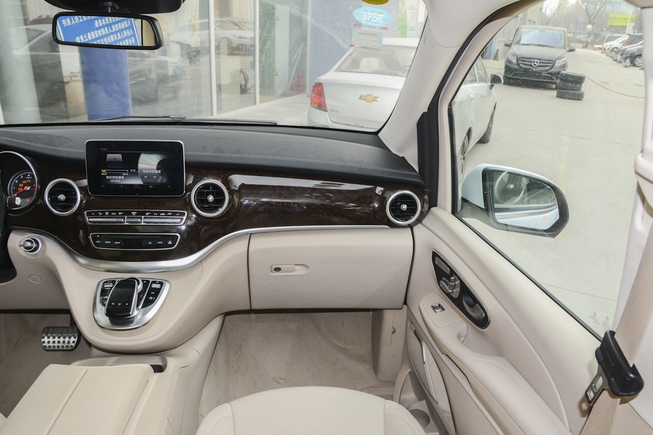 2017款奔驰V级 V 260 尊贵版