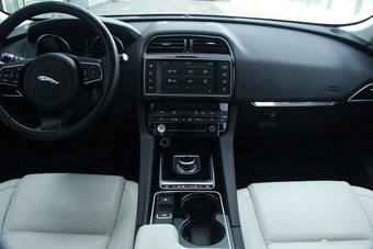 2016款捷豹F-PACE 2.0T自动R-SPORT运动版